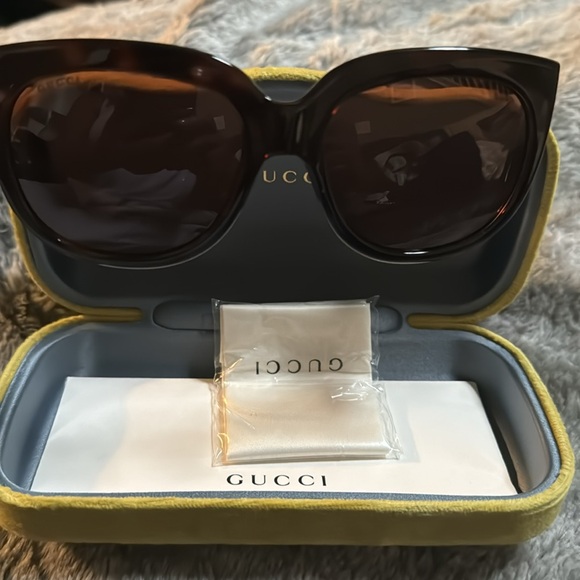 Gucci sunglasses brown frames with case and everything intact - Picture 6 of 6